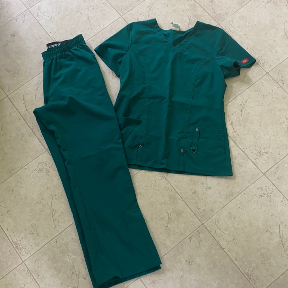 Dickies Hunter Green scrub set